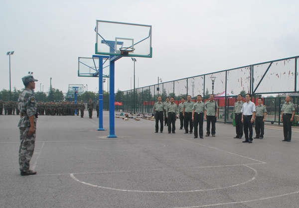 复件 雷书记检查军训.JPG